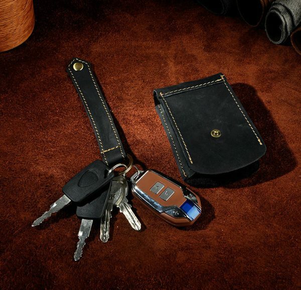 Handmade Leather Key Holder with Pull Strap and Keychain