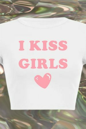 I Kiss Girls Y2K Slogan Crop Tee 90s Aesthetic Baddie Graphic T-Shirt