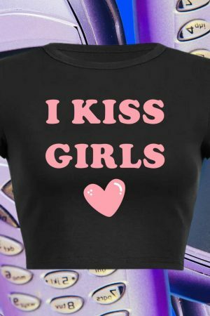 I Kiss Girls Y2K Slogan Crop Tee 90s Aesthetic Baddie Graphic T-Shirt