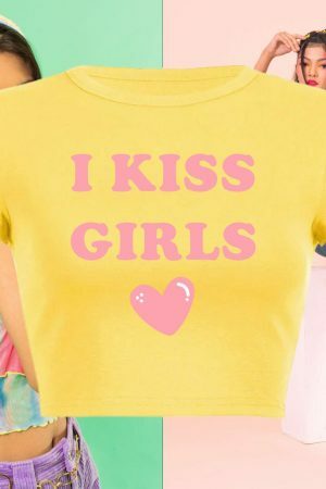 I Kiss Girls Y2K Slogan Crop Tee 90s Aesthetic Baddie Graphic T-Shirt