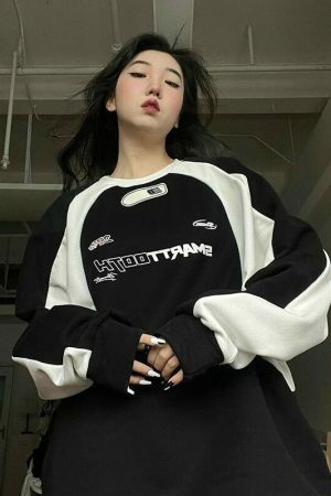 Vintage Oversized Streetwear Sweatshirt with Y2K Aesthetic