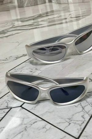 Y2K Silver Mirror Sunglasses with Futuristic Streetwear Aesthetic