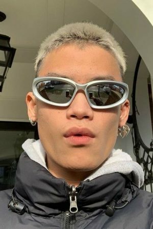 Y2K Silver Mirror Sunglasses with Futuristic Streetwear Aesthetic